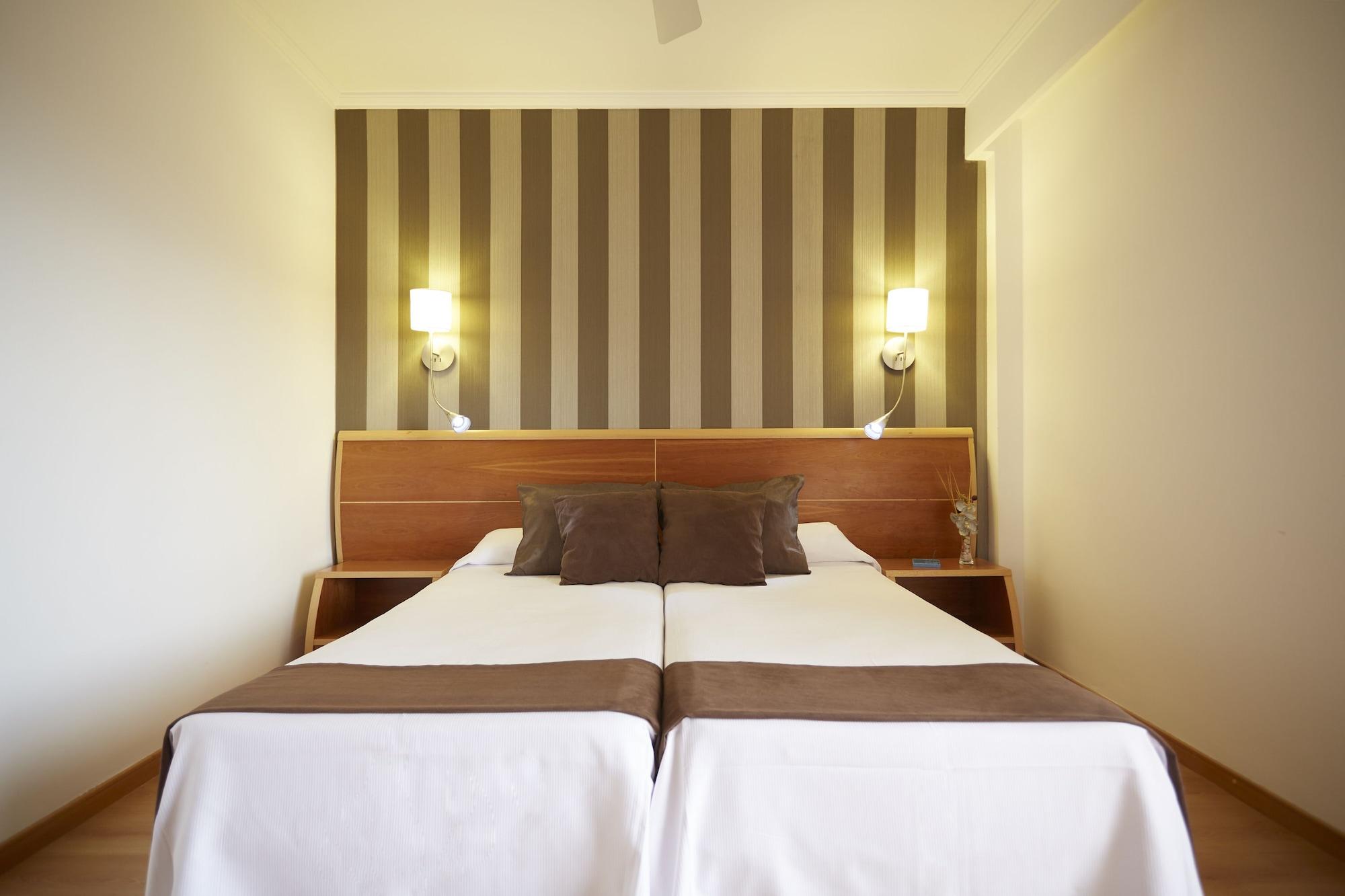 Invisa Hotel La Cala (Adults Only) Santa Eularia des Riu Luaran gambar