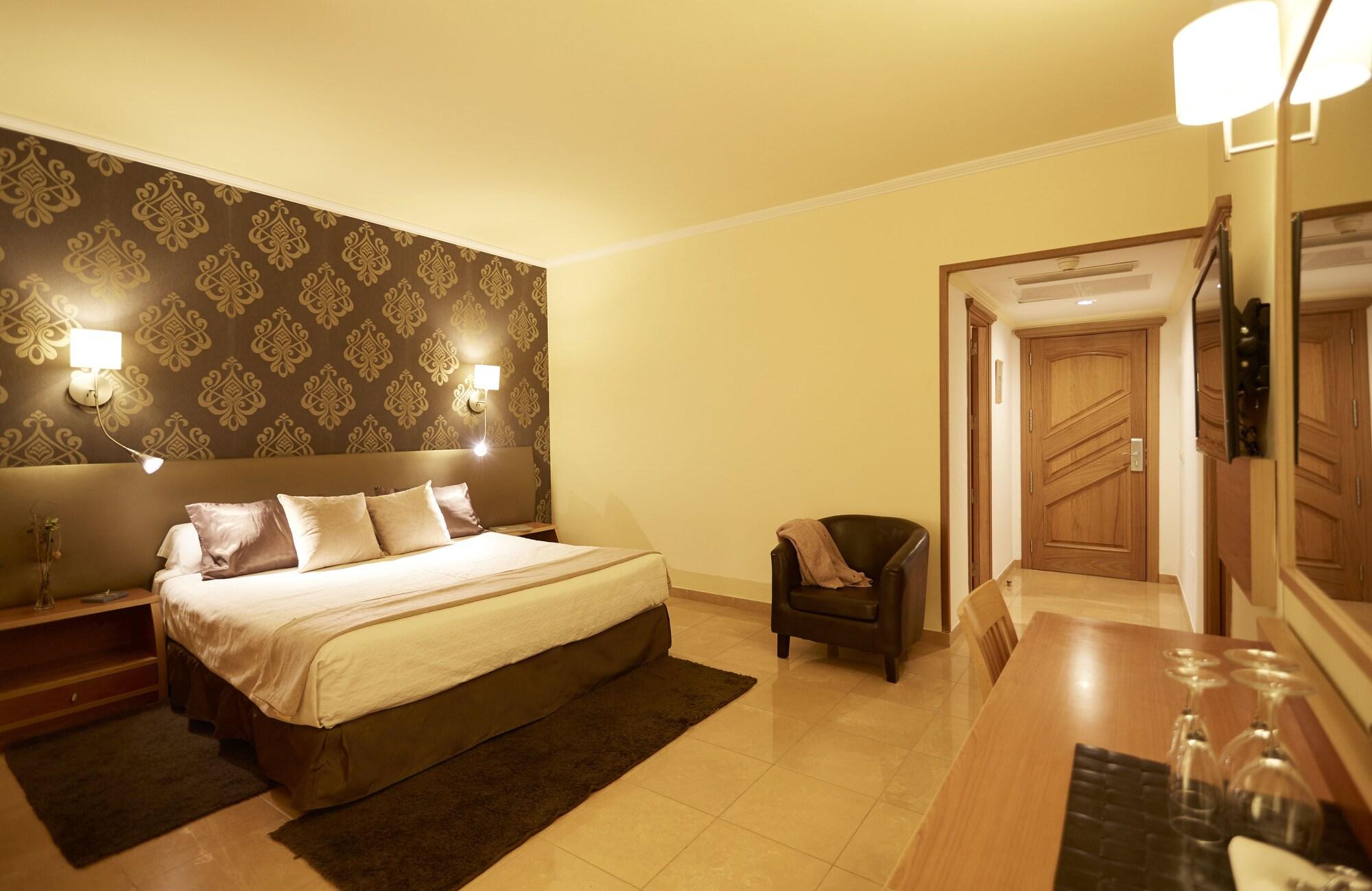 Invisa Hotel La Cala (Adults Only) Santa Eularia des Riu Luaran gambar